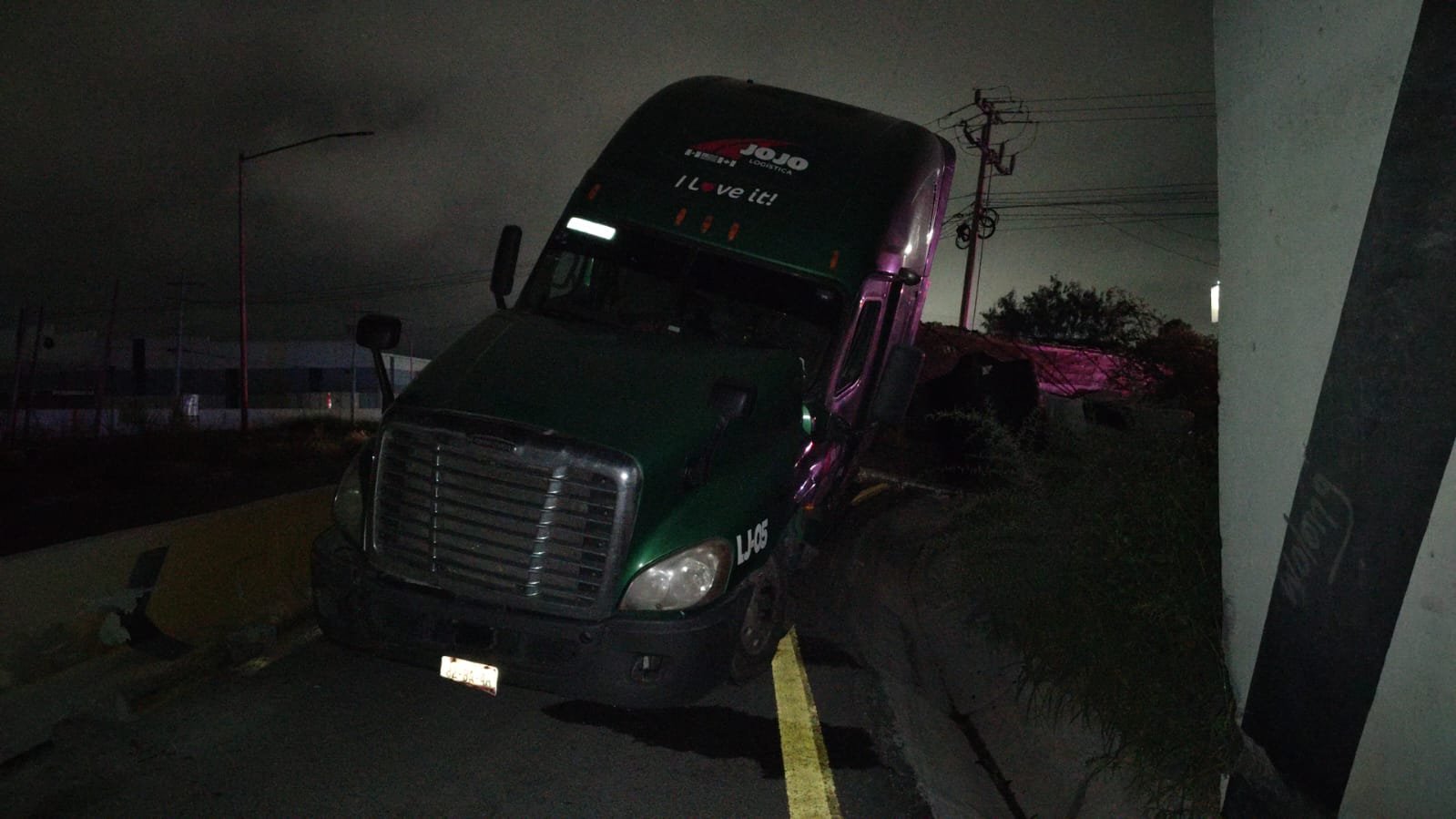 Vuelca tráiler cargado con acero en García