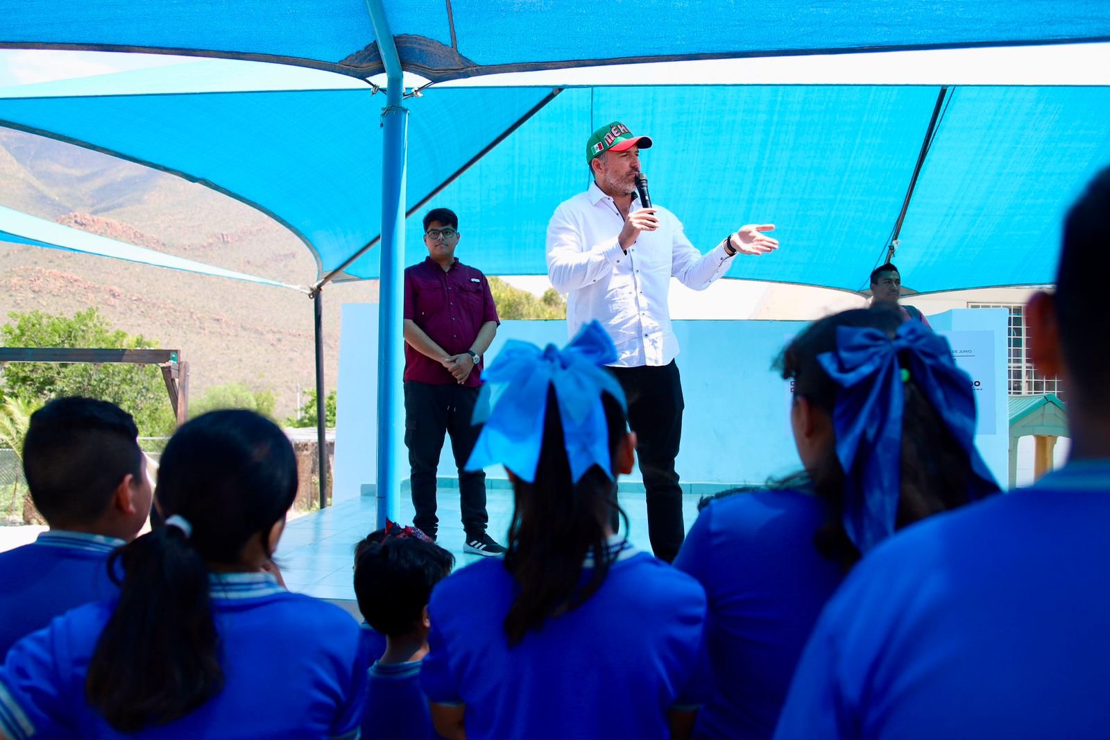 Dona Mario Soto su quincena para mejorar escuela en García