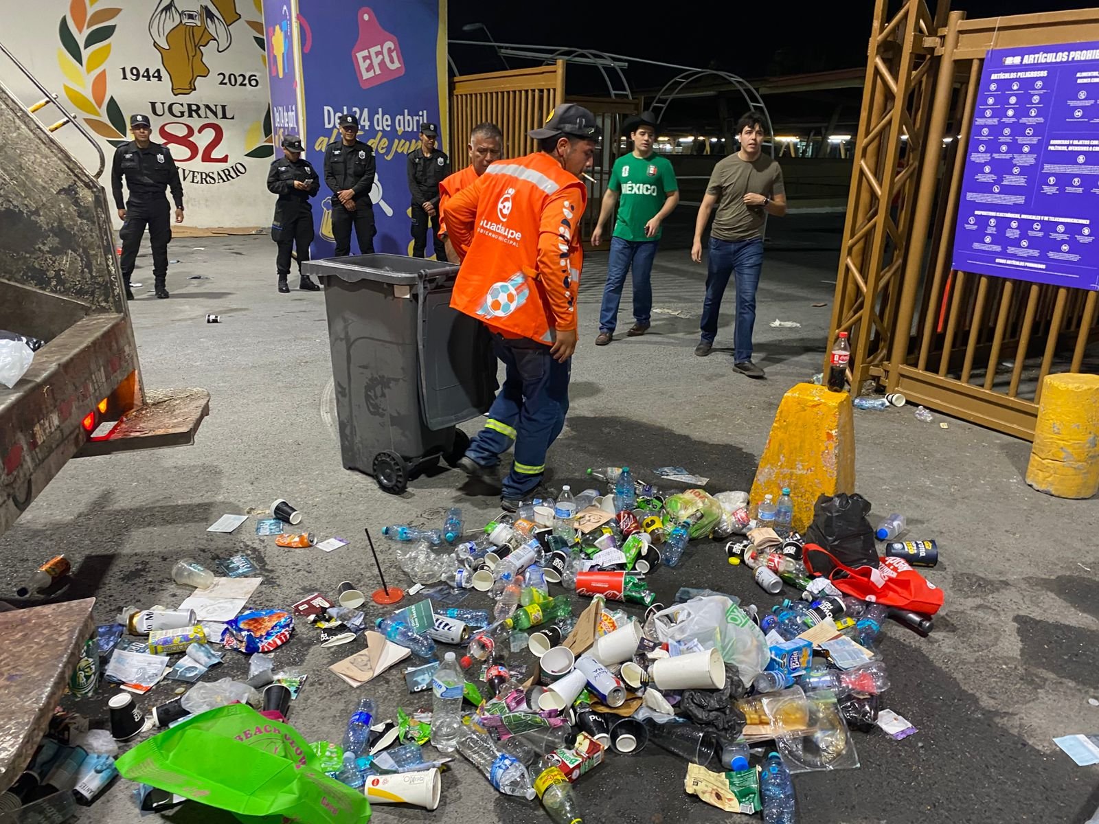 Retiran más de 35 toneladas de basura tras partido mundialista en Guadalupe