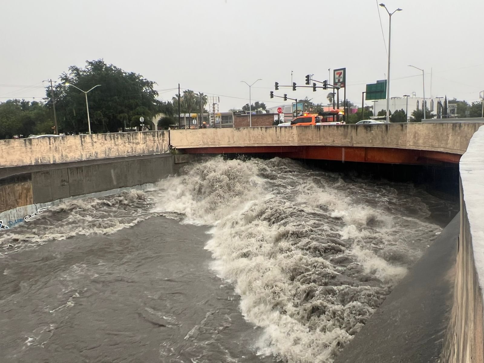 Lluvias causan inundaciones y rescates en Zona Metropolitana de Monterrey