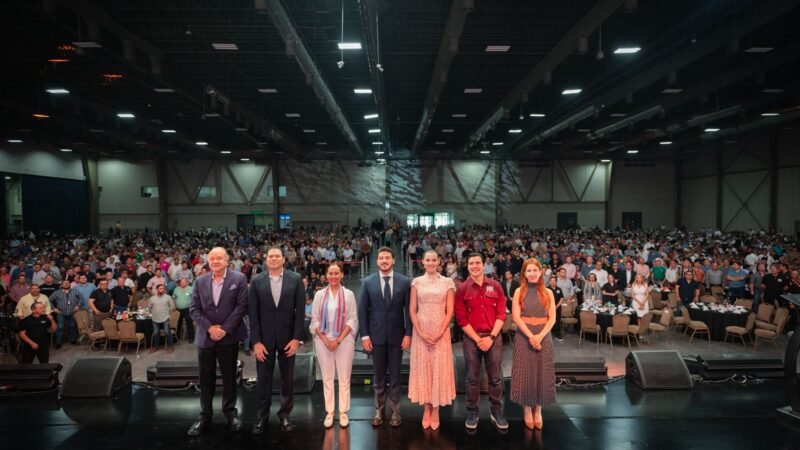 Celebra Nuevo León a padres servidores públicos con ambiente mundialista