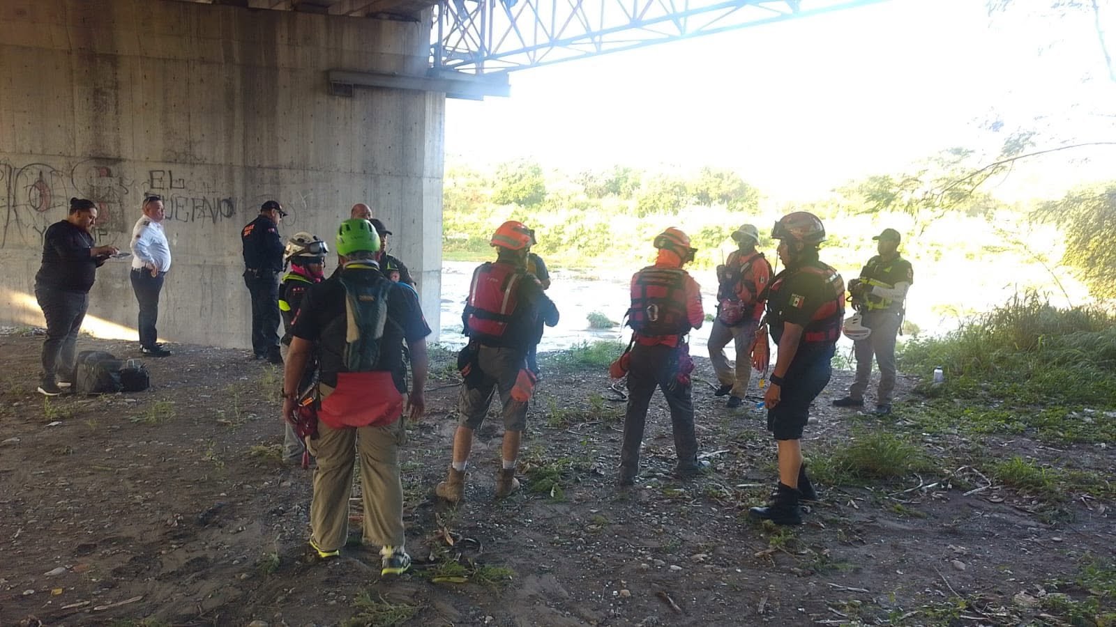 Buscan a mujer arrastrada por la corriente en Guadalupe