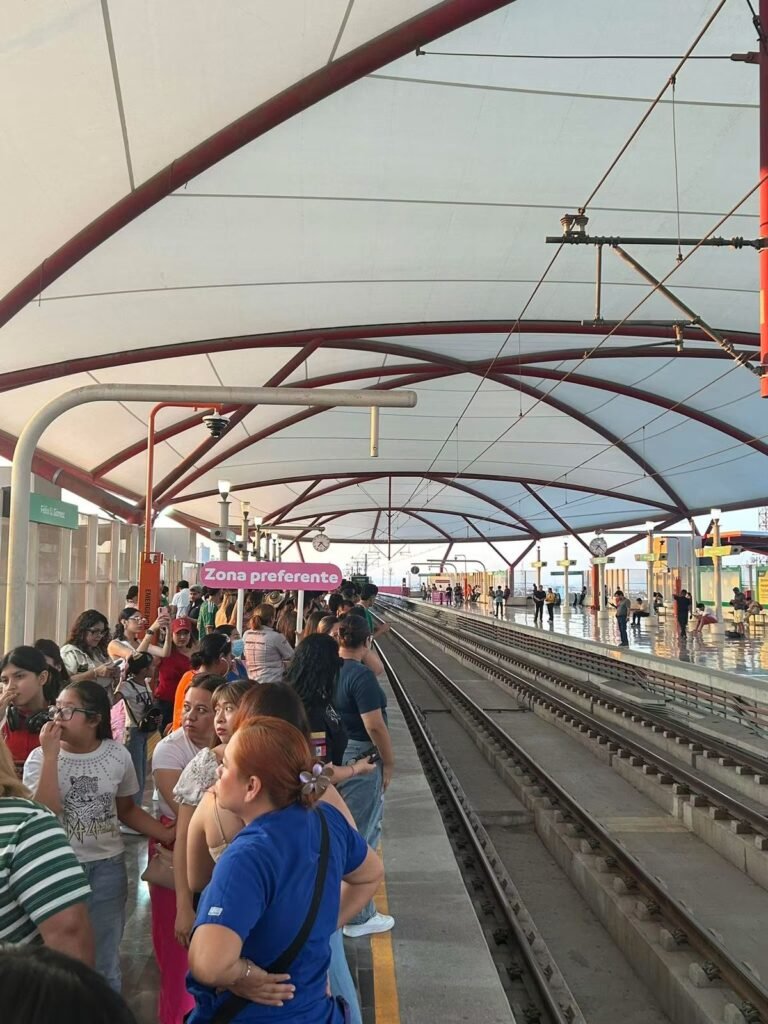 Usuario saturan la estación Félix U. Gómez de Metrorrey. 