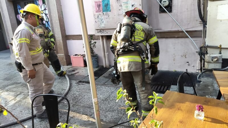 Evacúan Barrio Antiguo por cortocircuito en registro de CFE