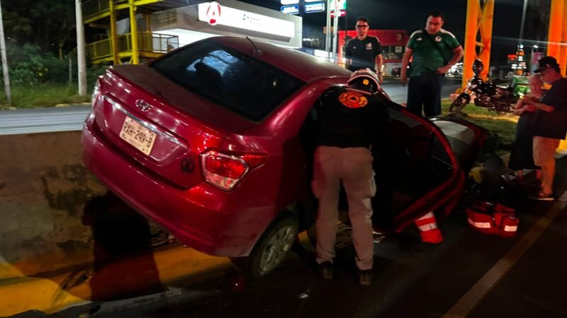 Pierde el control y se estrella contra camellón en Monterrey