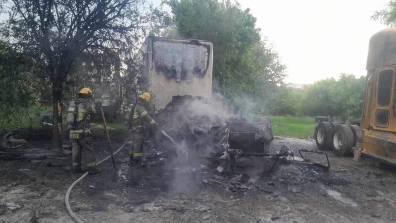 Se incendia tráiler por presunto corto circuito en Apodaca