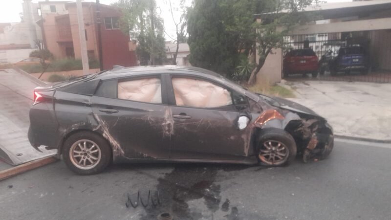 Huye conductor tras chocar contra poste de CFE en Monterrey