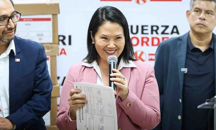 Oficializan triunfo de Fujimori en Perú