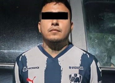 Detienen a conductor por pasarse el rojo; contaba con orden de aprehensión por feminicidio