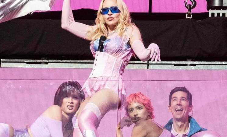 Sorprende Madonna con show en Times Square