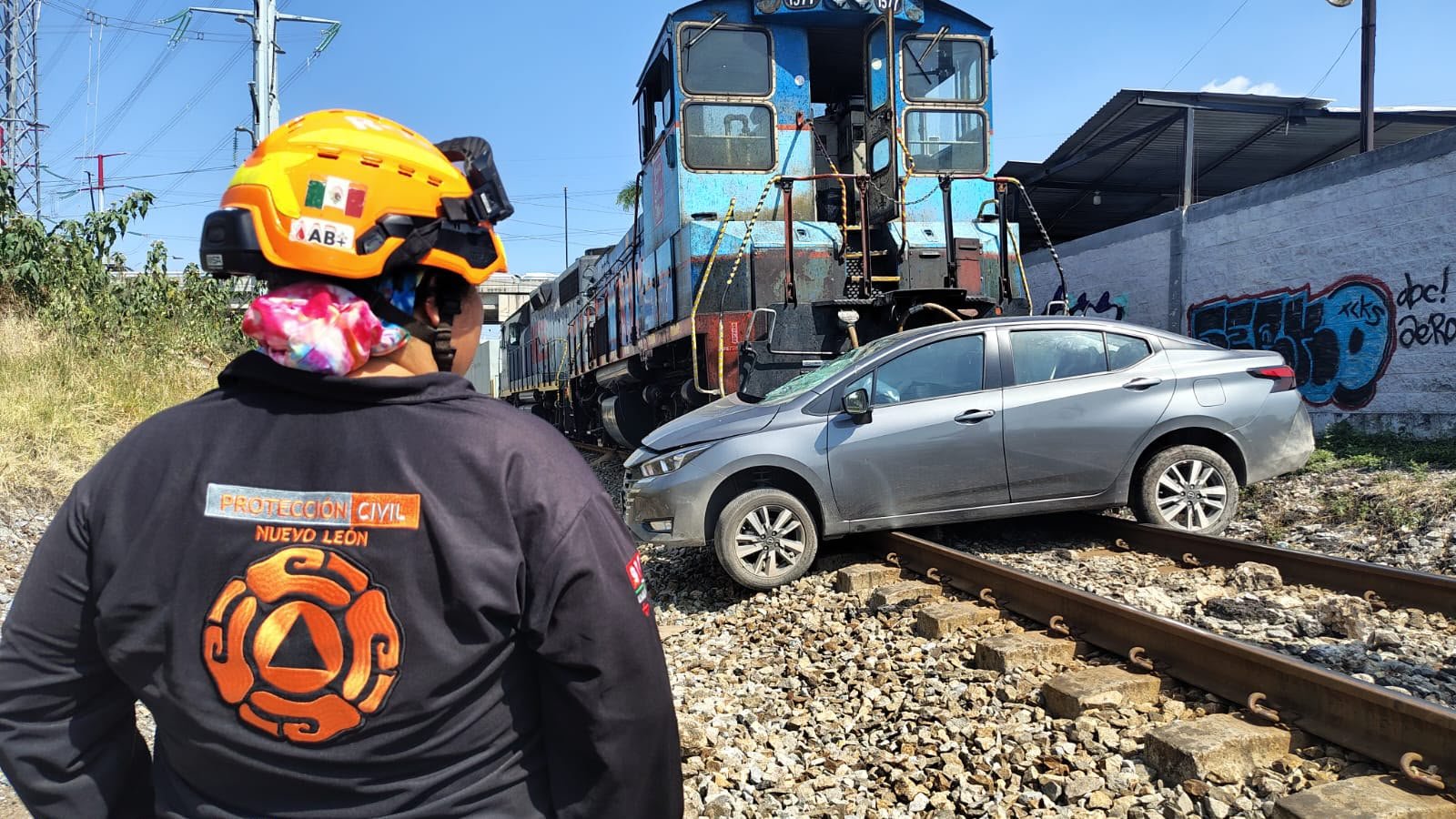 Embiste tren y arrastra auto en San Nicolás