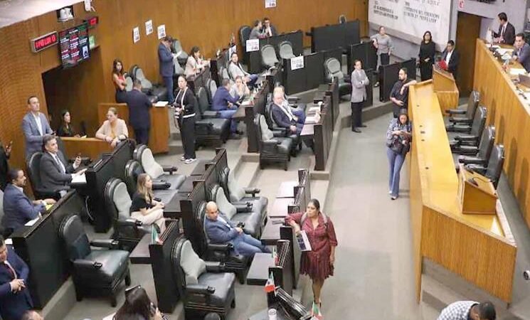 Va Congreso contra amparo de Samuel García
