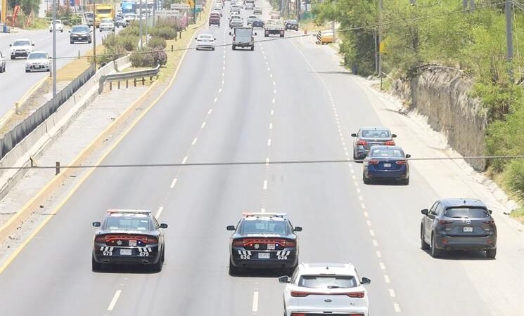 Realiza Monterrey detenciones por exceso de velocidad en Carretera Nacional