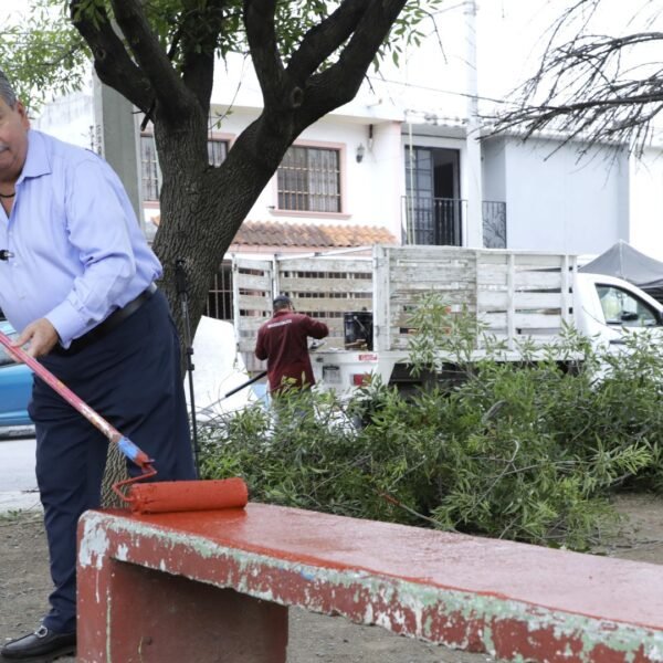 Jóvenes y autoridades rehabilitan plazas públicas de Escobedo