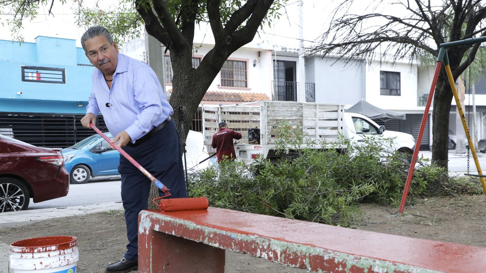 Jóvenes y autoridades rehabilitan plazas públicas de Escobedo
