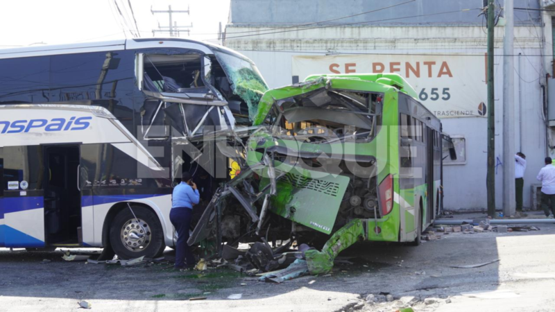 Choque de autobuses deja cuatro prensados en Monterrey