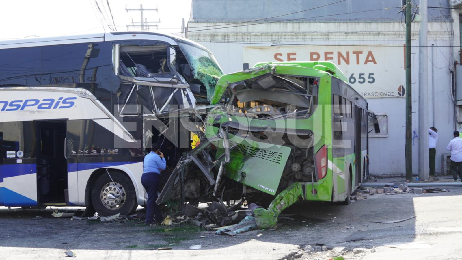Choque de autobuses deja cuatro prensados en Monterrey