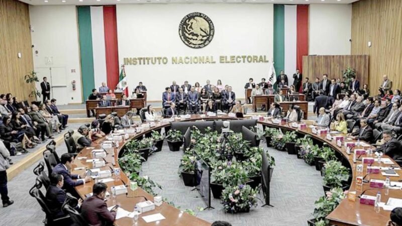 INE se deslinda de aspirantes adelantados