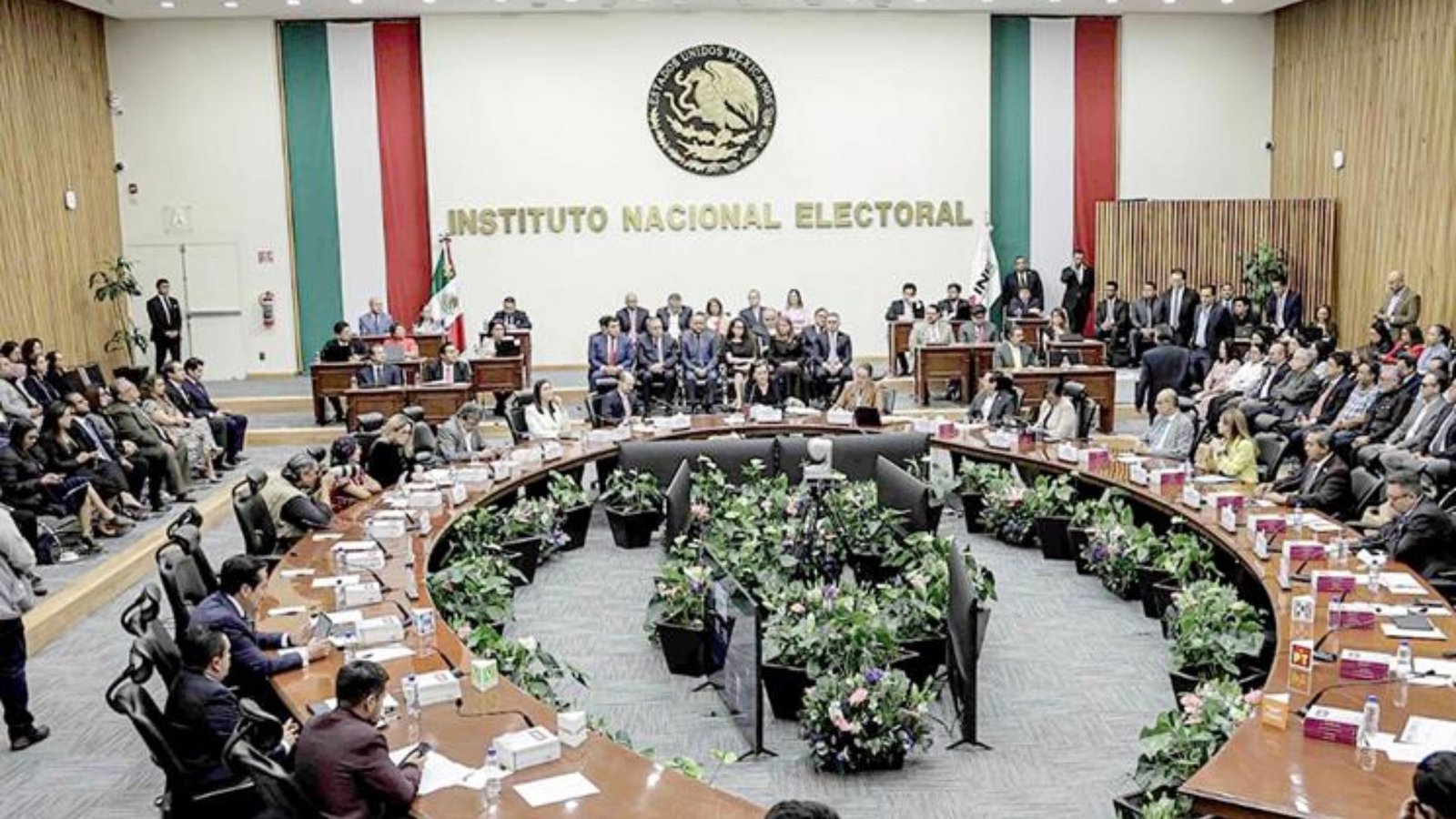 INE se deslinda de aspirantes adelantados