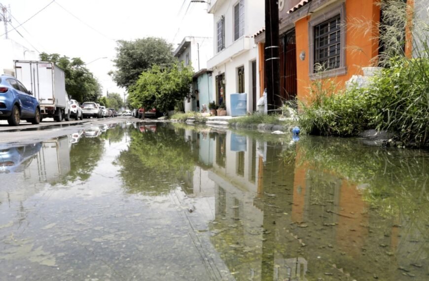 Vecinos denuncian aguas negras en Escobedo