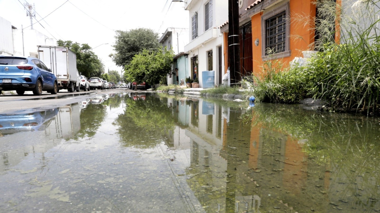 Vecinos denuncian aguas negras en Escobedo