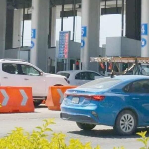 Regresa cobro en Autopista al Aeropuerto y causa filas de hasta media hora