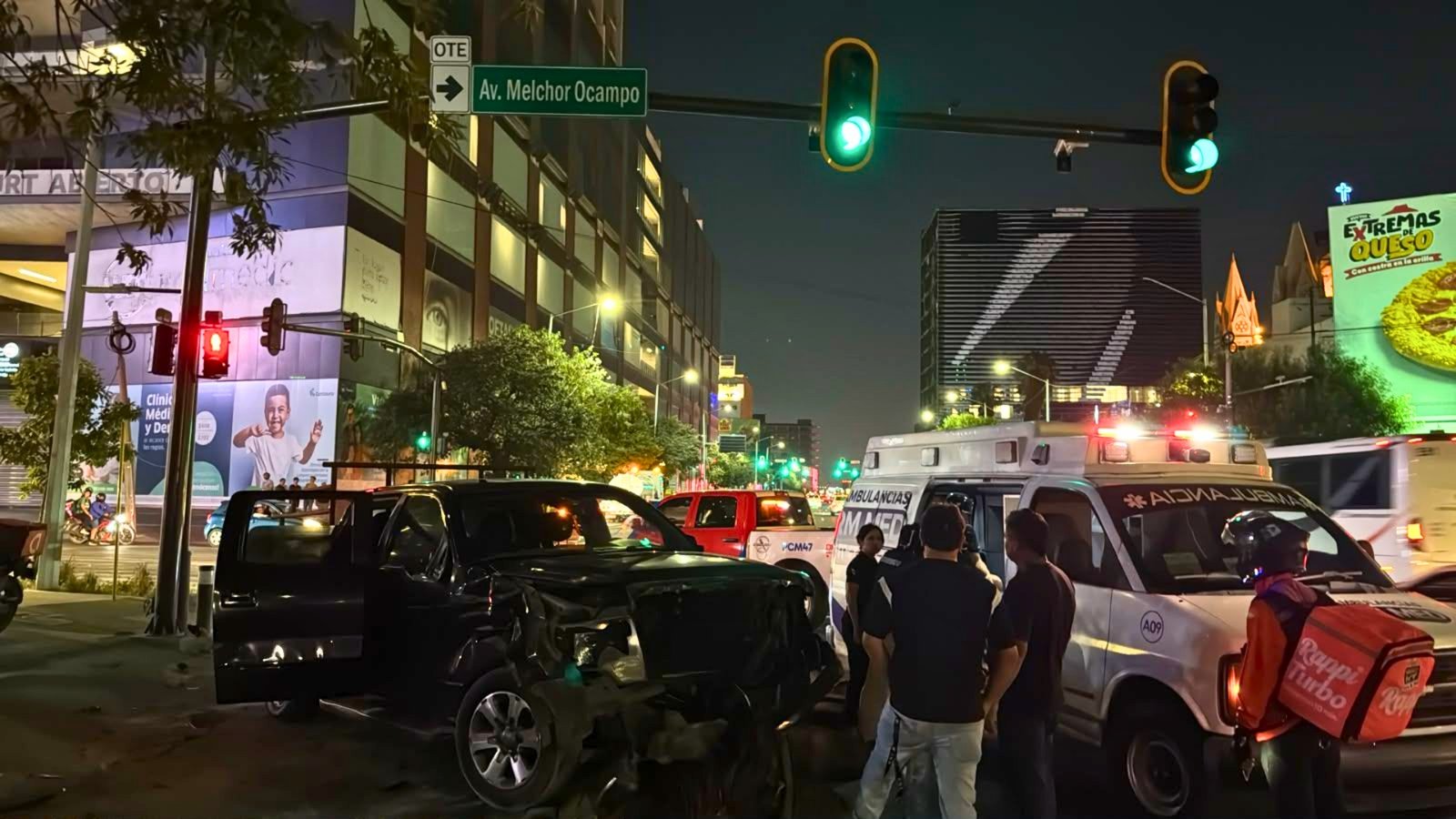 Conductor circula en contra, choca a motociclista y atropella a peatón en Monterrey