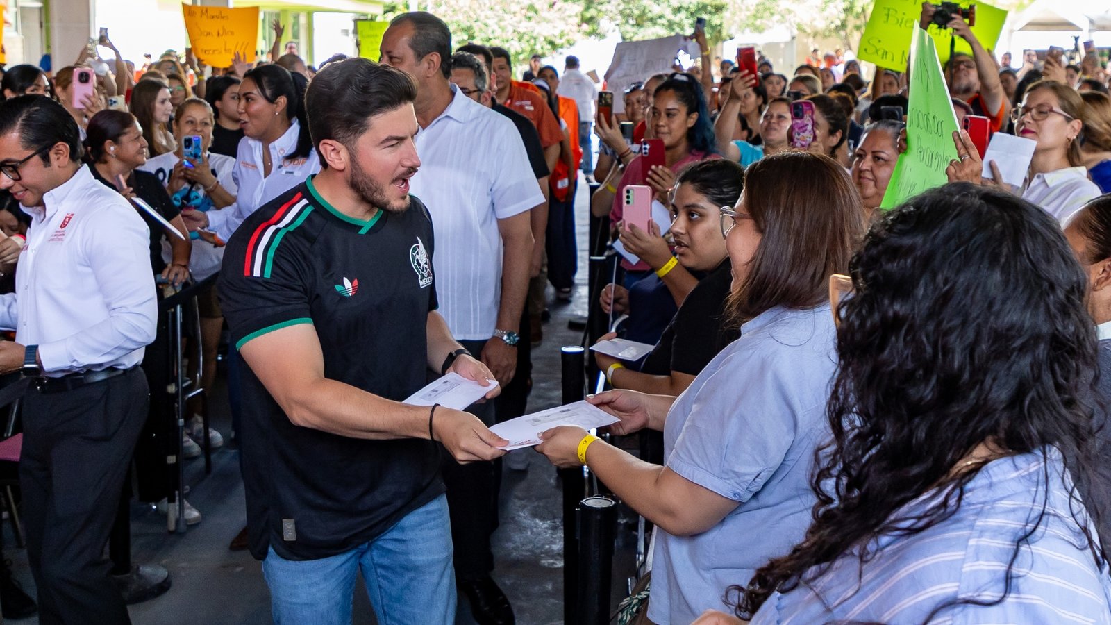 Inicia Samuel retarjeteo para transporte gratuito a mujeres