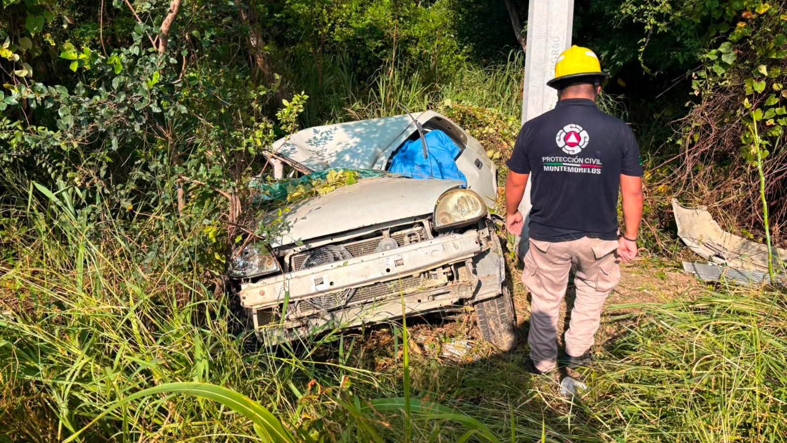 Muere conductor tras estrellarse contra poste en Montemorelos