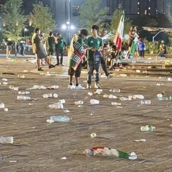 Aficionados limpian Macroplaza tras derrota de México