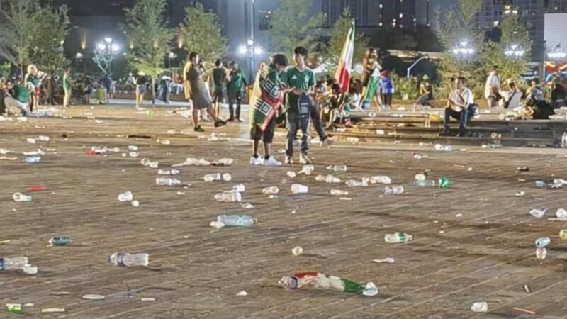 Aficionados limpian Macroplaza tras derrota de México