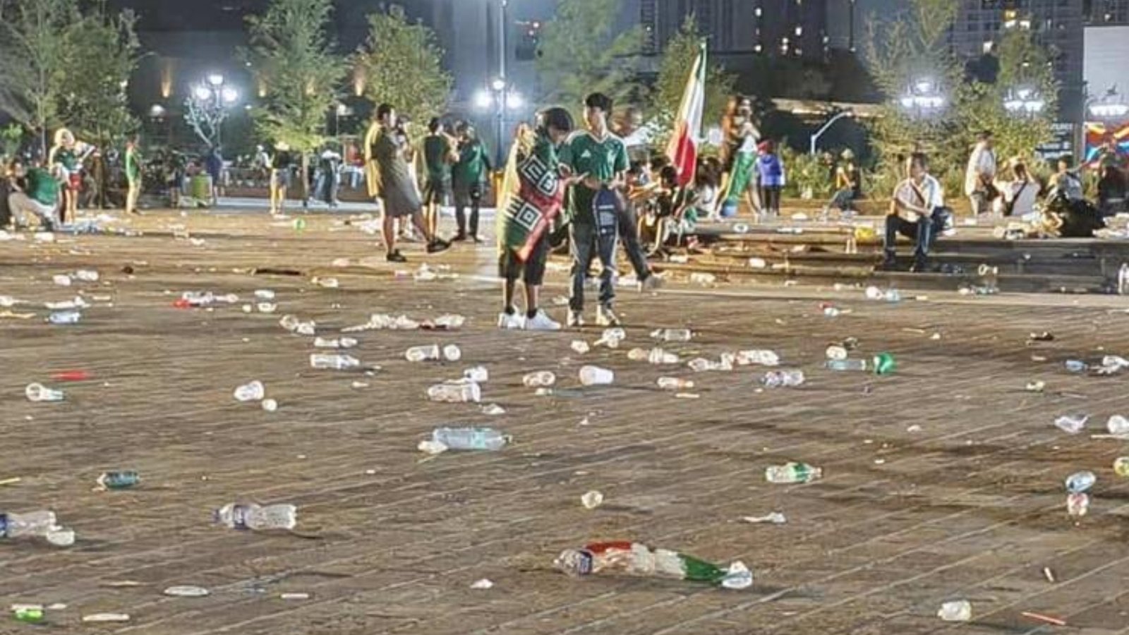 Aficionados limpian Macroplaza tras derrota de México