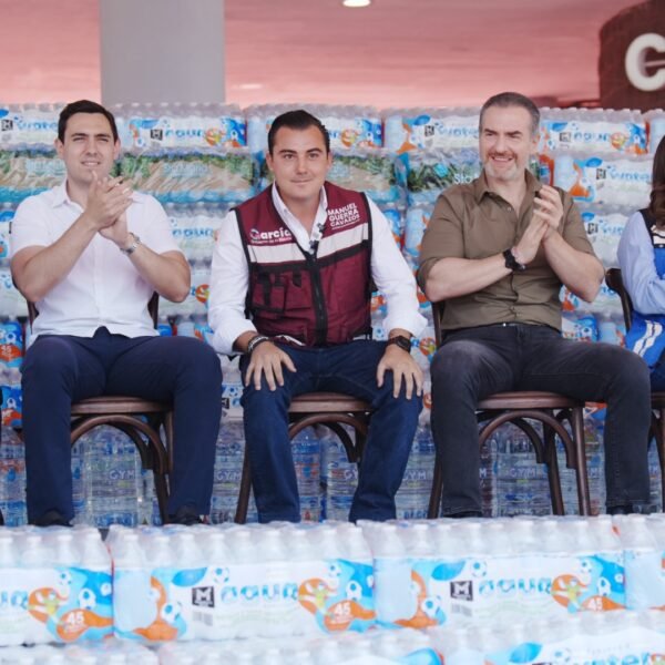 Recibe García pipas y botellas por crisis hídrica