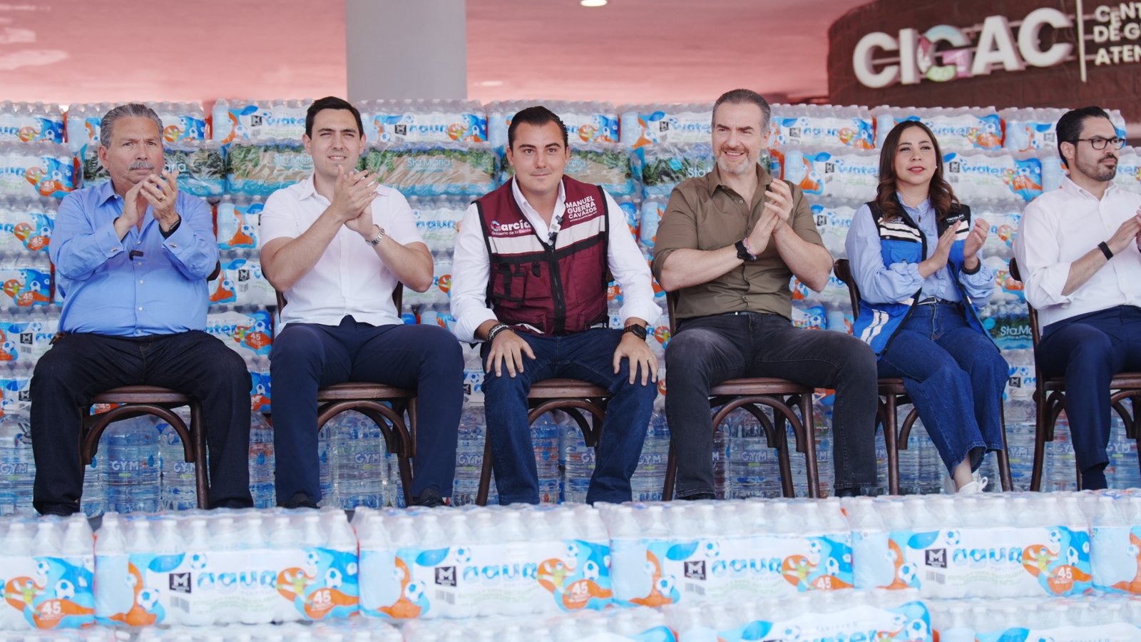 Recibe García pipas y botellas por crisis hídrica