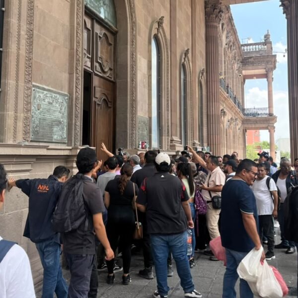 Protestan trabajadores de rutas Exprés por retraso en nómina