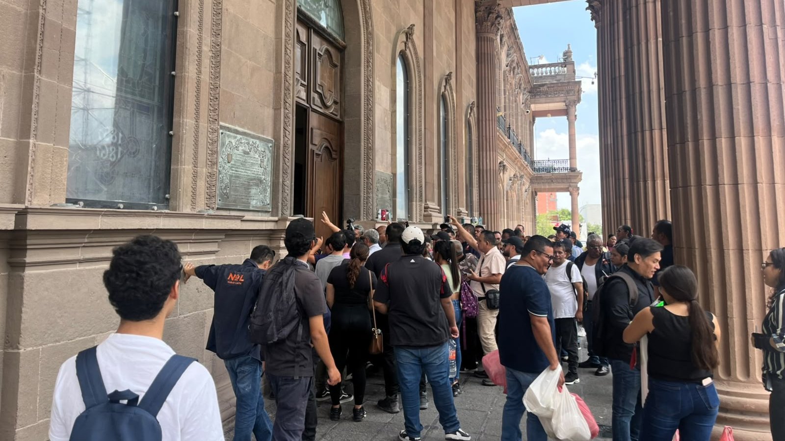 Protestan trabajadores de rutas Exprés por retraso en nómina