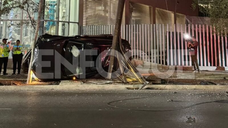 Volcadura causa cierre en Garza Sada