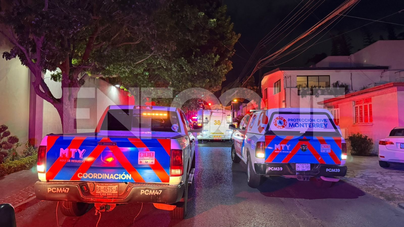 Incendio moviliza a Bomberos en la colonia Vista Hermosa, Monterrey