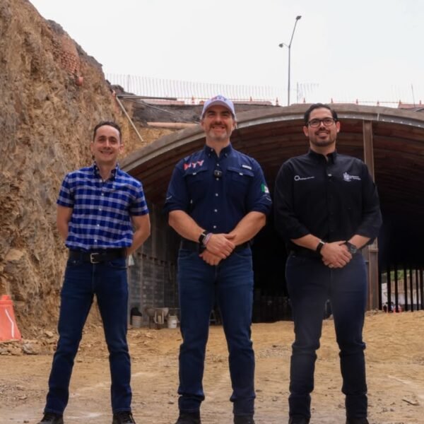 Alcaldes revisan avances del Circuito Vial Huajuco en Monterrey