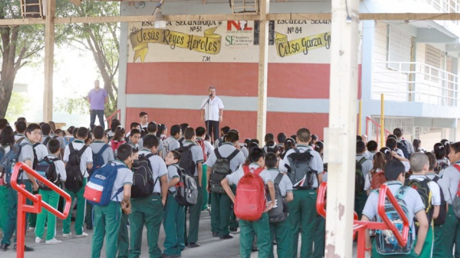 Escuelas no pueden condicionar inscripción por cuotas: padres de familia