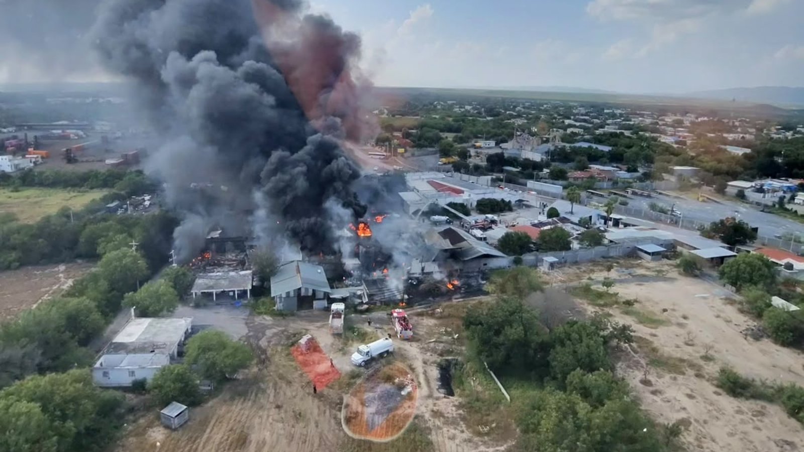 Arde fábrica de lubricantes en General Zuazua