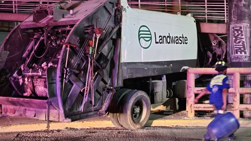 Camión recolector choca contra puente en San Nicolás; Hay 4 lesionados