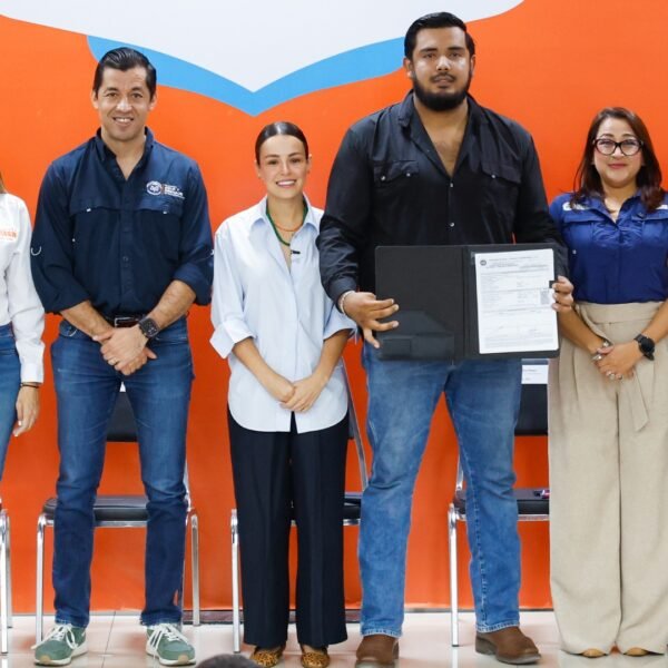 Entrega AyD 180 contratos de agua en Salinas Victoria