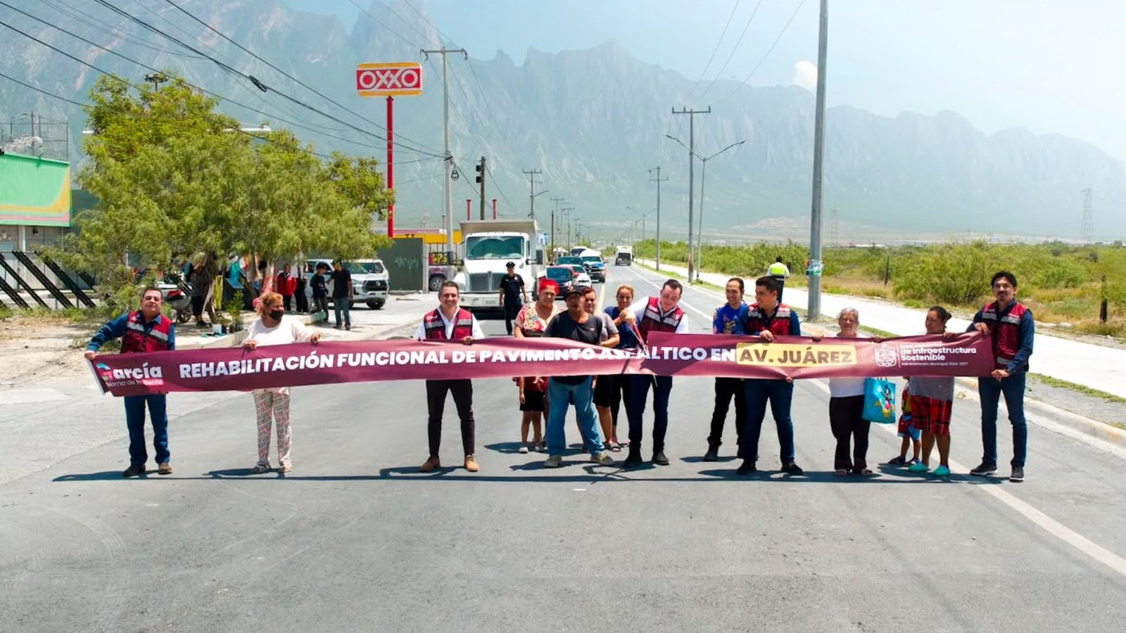 Rehabilita García la avenida Juárez con el Tren de Pavimentación