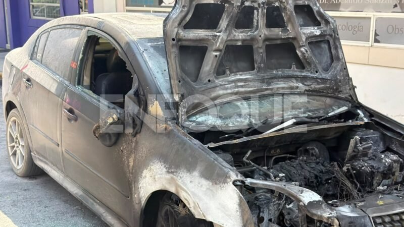 Incendian vehículo estacionado en el centro de Montemorelos