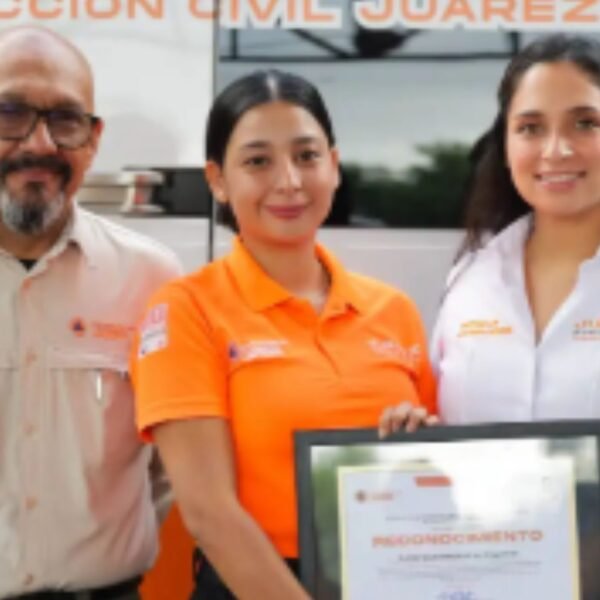 Mónica Oyervides reconoce a paramédicos municipales de Juárez en su día