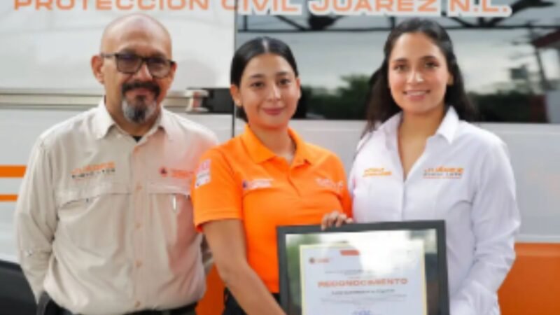 Mónica Oyervides reconoce a paramédicos municipales de Juárez en su día