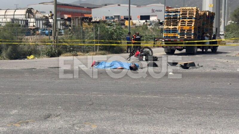 Muere motociclista tras choque con tractocamión en García
