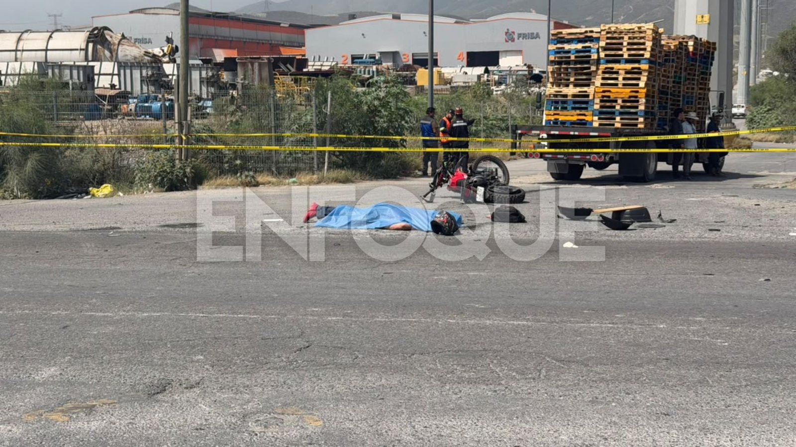 Muere motociclista tras choque con tractocamión en García