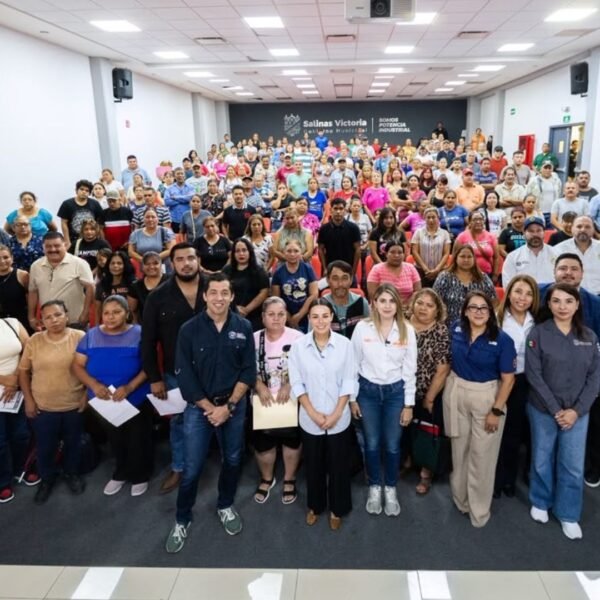 Salinas Victoria entrega 180 contratos de agua